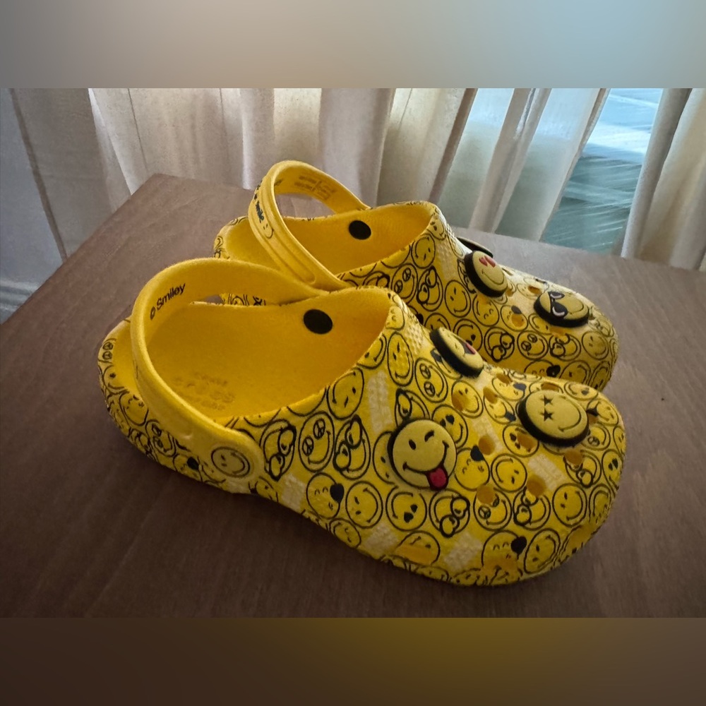 EUC CROCS SMILEY